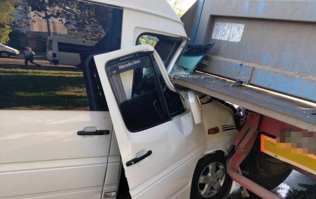В Николаеве маршрутка врезалась в грузовик, 8 пострадавших
