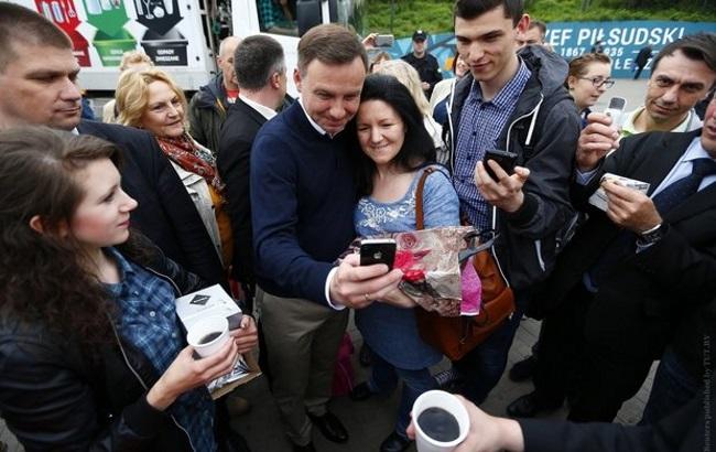 Выборы в Польше: Дуда угощает кофе жителей Варшавы