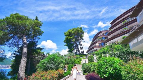 "Номера давно распроданы": в курортной Черногории - рекордный спрос на путевки в разгар сезона