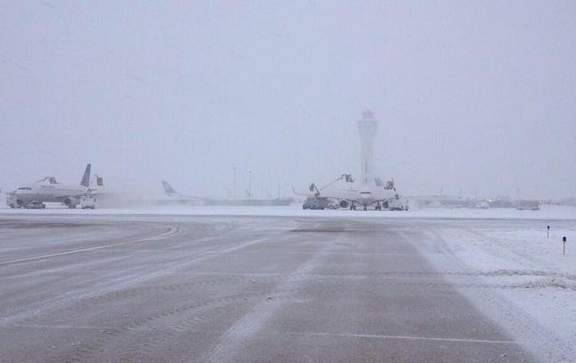 В Канаде из-за снегопадов отменяются авиарейсы, тысячи людей остались без света