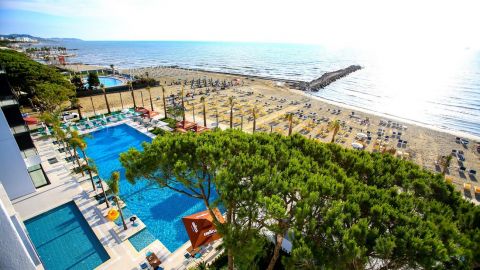 Деликатесы, замки и теплое море: сколько стоит отдых в Албании весной