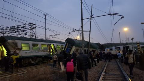 В Италии возле Милана поезд сошел с рельсов, есть погибшие