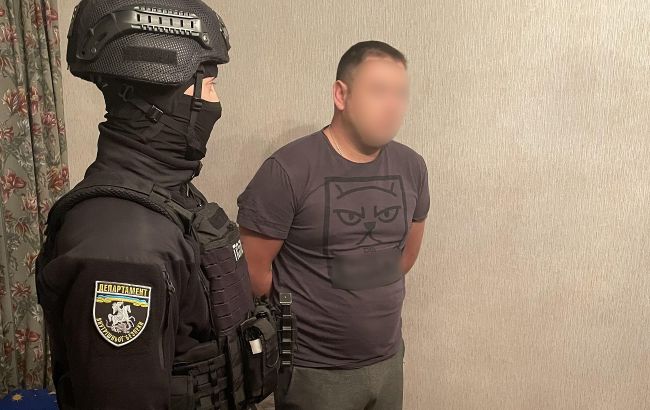 Подбрасывали наркотики и требовали деньги: в Киеве задержали группу псевдополицейских