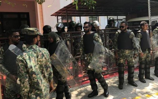 На Мальдивах военные окружили здание парламента