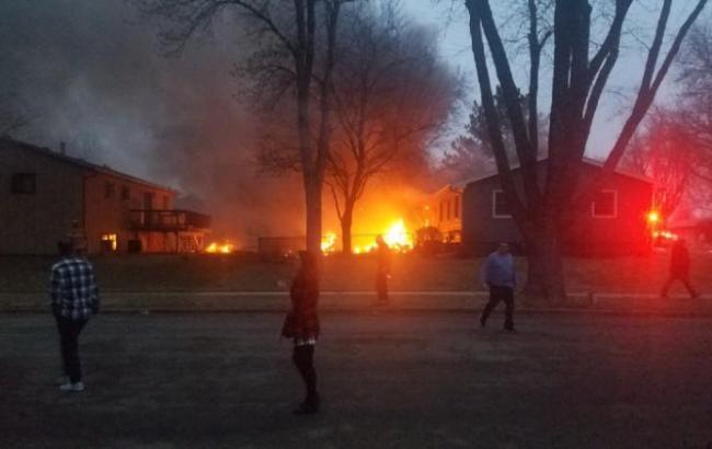 В США самолет упал на жилые дома