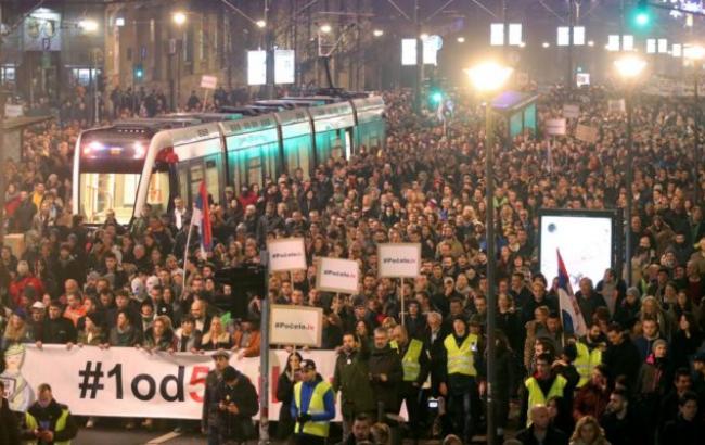 В Сербии тысячи людей вышли на митинг против президента