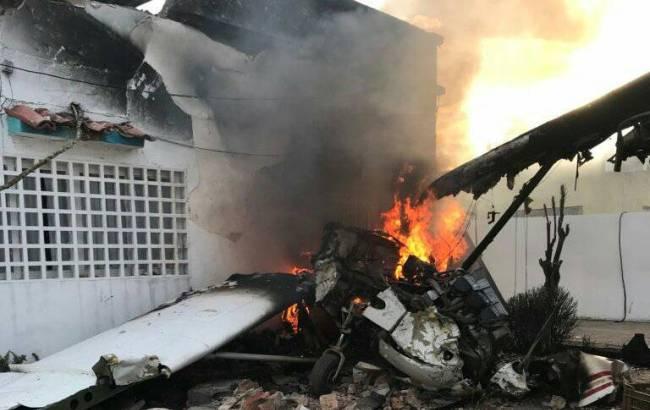 У Венесуелі літак впав на житловий будинок, є жертва
