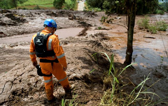 У Бразилії відновлюють пошукові роботи на місці прориву дамби