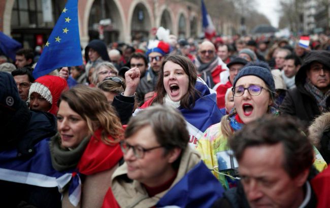 В Париже состоялся митинг "красных шарфов" в противовес движению "желтых жилетов"