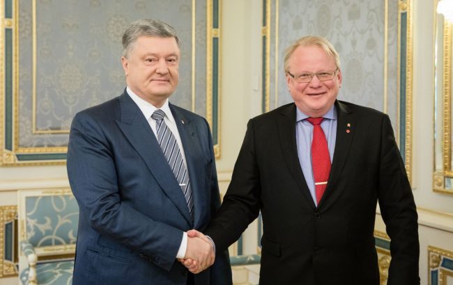 Порошенко поручил создать условия для совместных тренировок шведских и украинских военных