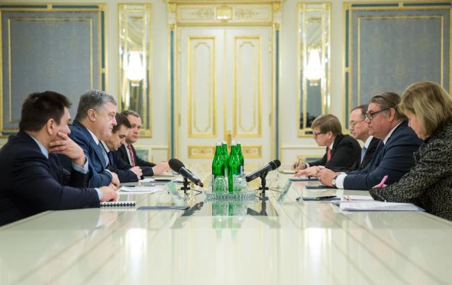 Порошенко призвал Финляндию не допускать граждан к "наблюдению" выборов президента РФ в Крыму