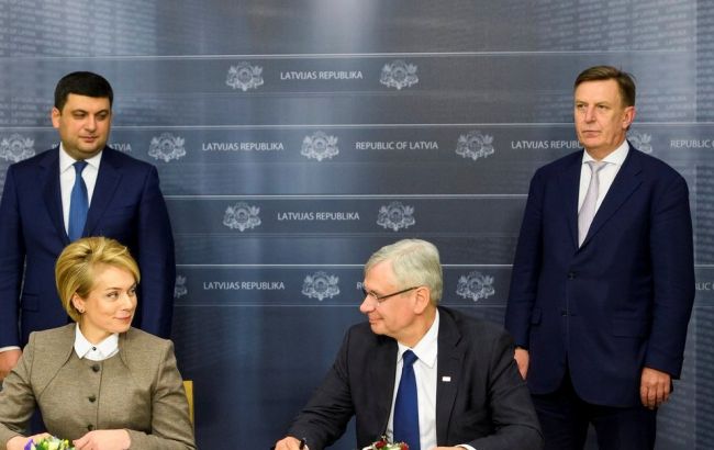 Україна і Латвія підписали протокол про наміри по роботі української школи в Ризі