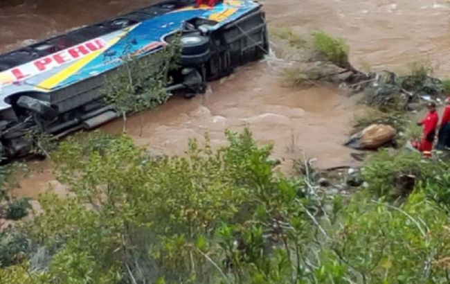 У Перу пасажирський автобус впав у річку, є жертви
