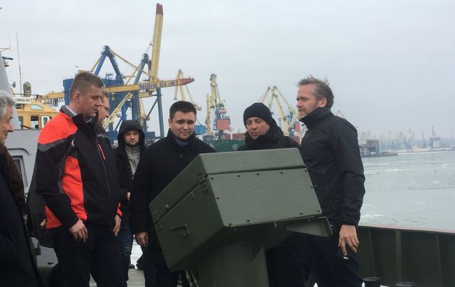 Главы МИД Чехии, Дании и Украины посетили корабль морской охраны в Мариуполе