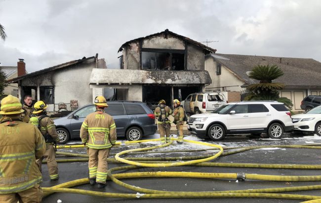 У Каліфорнії літак впав на житловий будинок, є загиблі