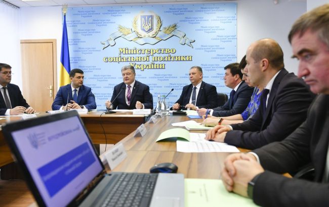 Порошенко: пенсионеры больше остальных пострадали от российской агрессии