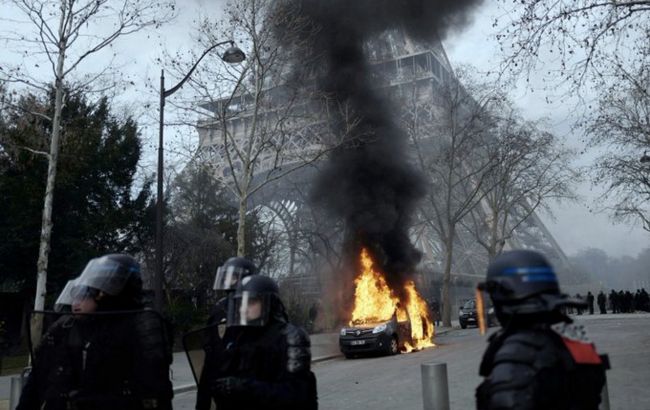 Во Франции в новогоднюю ночь сожгли почти 900 автомобилей