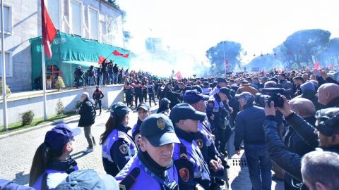 В Албанії під час протестів опозиції сталися сутички