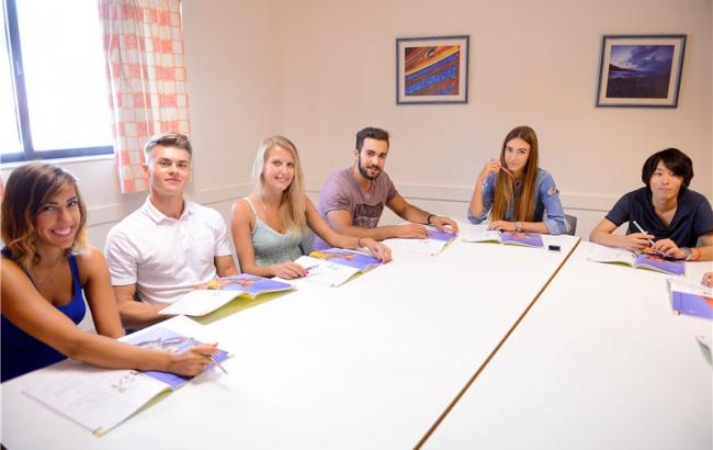 Як проходять заняття в мовних школах за кордоном