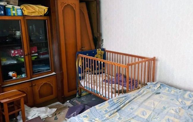 Боєприпас упав у дитяче ліжко: в Херсоні 2-річний хлопчик дивом не постраждав (фото)