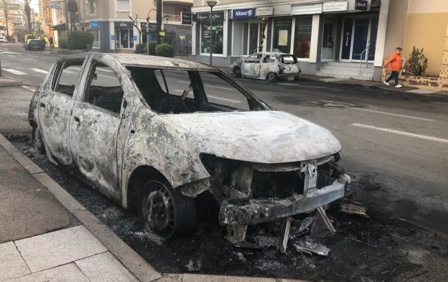 Сожженные авто и раненые: нарушители карантина во Франции напали на полицию