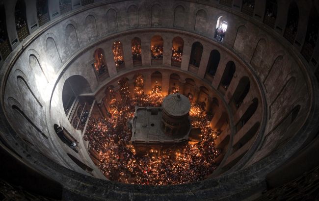 В Єрусалимі зійшов Благодатний вогонь