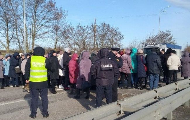 В Ровенской области демонстранты перекрыли трассу Киев-Чоп
