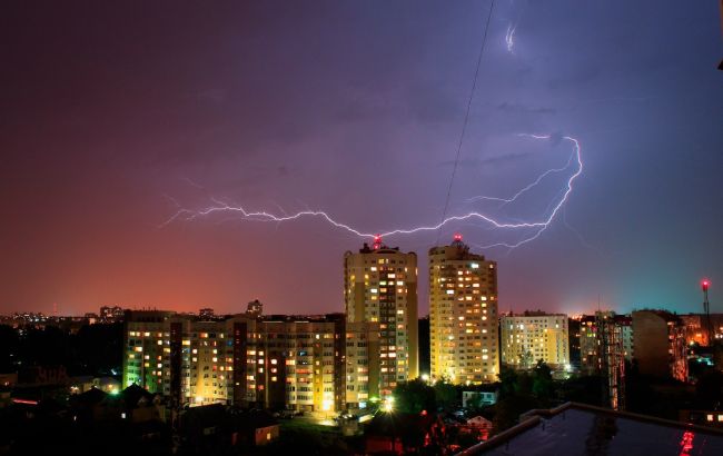 Синоптики попереджають про сильні дощі та грози в Україні 14 травня