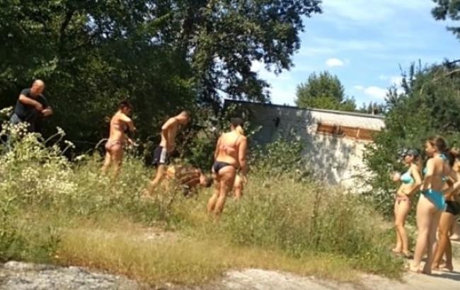 "Повезло, что сабли уже запрещены": на пляже в Запорожье люди устроили самосуд над вором (видео)