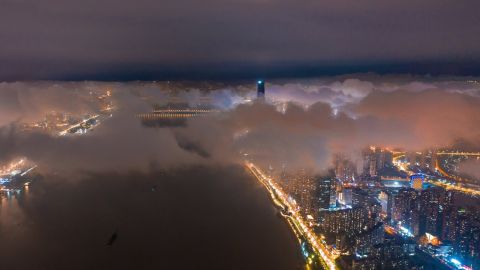 На Ухань обрушился мощный торнадо: погибло 6 человек, десятки ранены