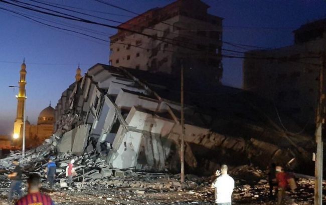 У Секторі Гази заявили про руйнування багатоповерхової будівлі: літаки Ізраїлю випустили ракети