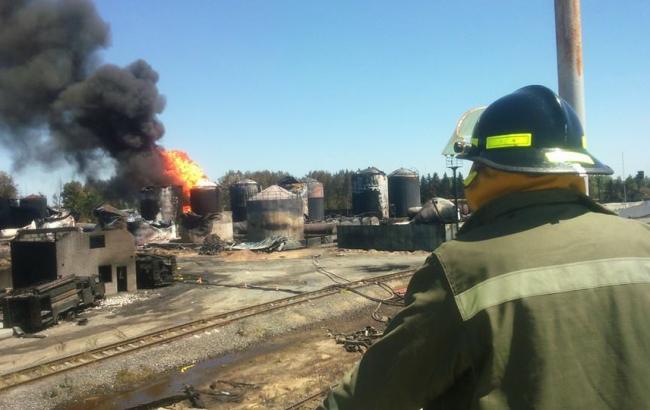Пожежа на нафтобазі під Києвом: рятувальники засипали грунт 4,4 тоннами сорбенту