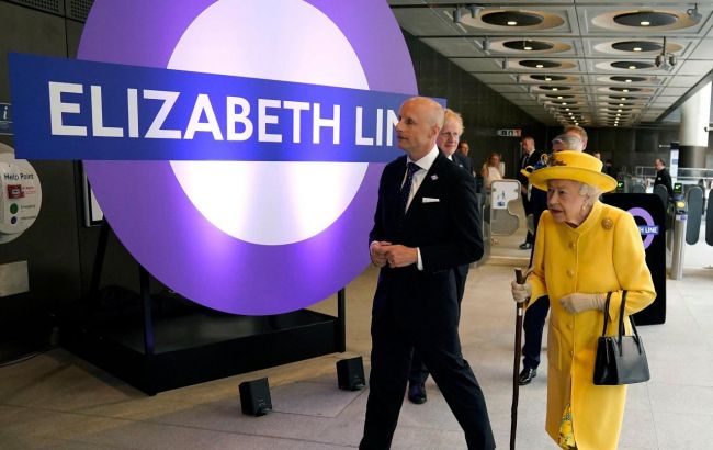 Королева Великобританії відвідала нову гілку метро Лондона, названу на її честь