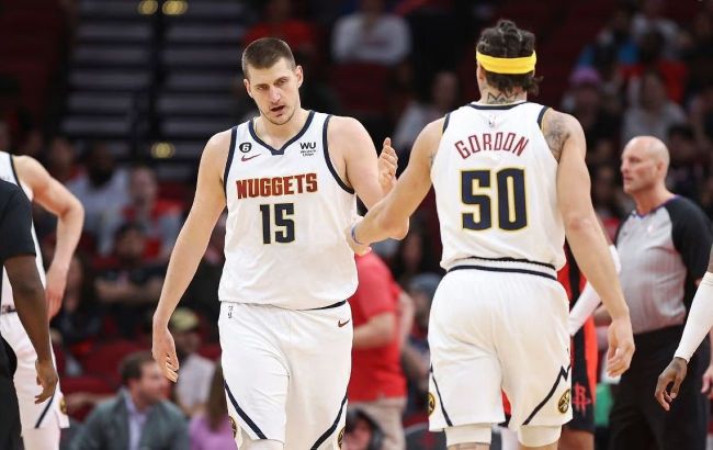 Лідер "Денвера" фірмовим сліпим пасом організував данк партнеру: момент дня в НБА