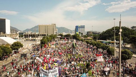 В Бразилии тысячи людей вышли на протесты: требуют отставки президента и вакцин