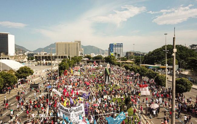 В Бразилии тысячи людей вышли на протесты: требуют отставки президента и вакцин