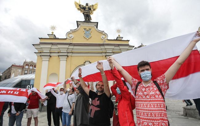 БЧБ-флаги и критика Лукашенко: в Европе прошли акции в поддержку Беларуси