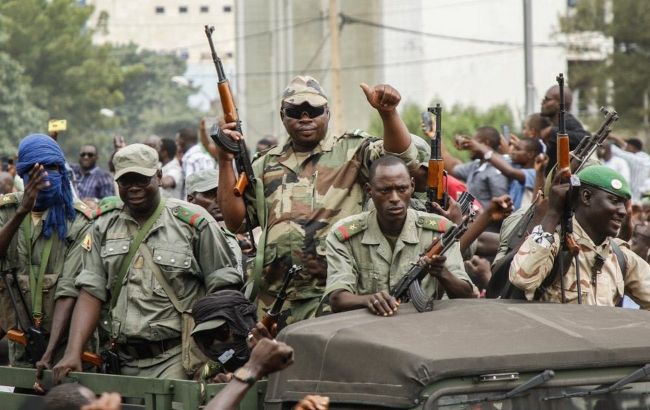 Президент и премьер Мали подали в отставку после их ареста военными