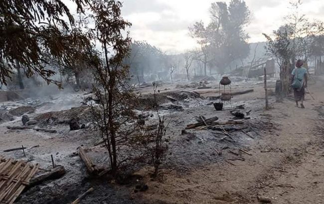 Переворот у М'янмі: військові підпалили село