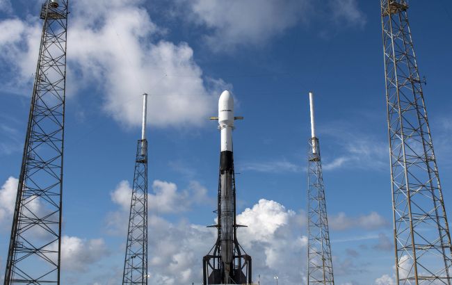 На последних секундах. SpaceX отложила запуск спутников из-за самолета в небе