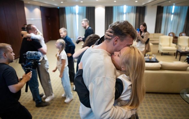 Командири "Азов" зустрілися з рідними у Туреччині: неймовірно зворушливі фото та відео