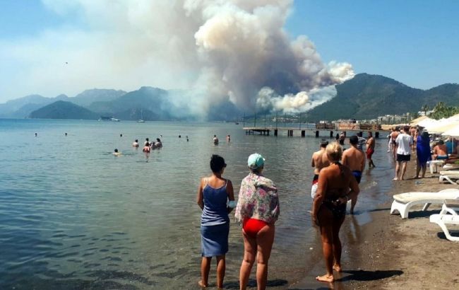 Рядом с отелями: вблизи курортного города в Турции вспыхнули лесные пожары
