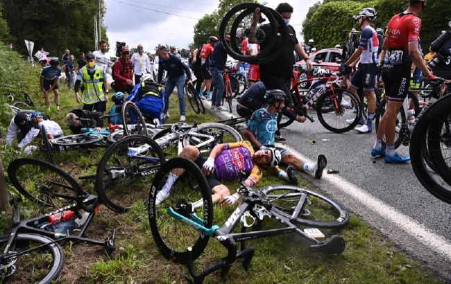 У Франції на велогонці фанатка зачепила учасників плакатом і спровокувала масову аварію