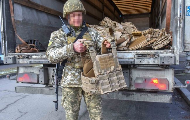 "Метинвест" передал запорожским военным 550 бронежилетов американского образца