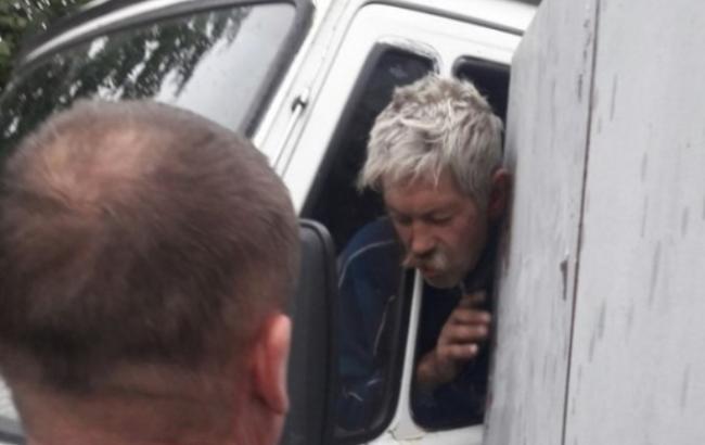 На Киевщине мужчина застрял в окне автомобиля
