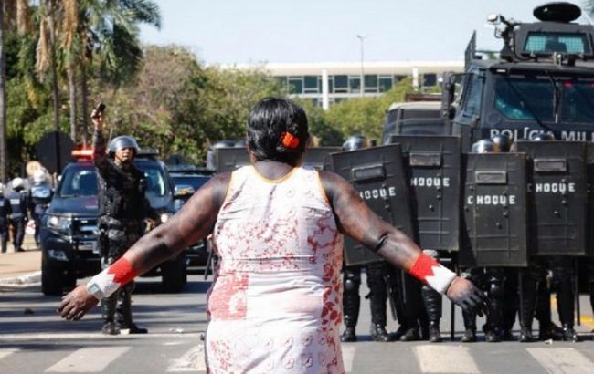 В Бразилии полиция разогнала протесты слезоточивым газом: в толпе были дети и старики