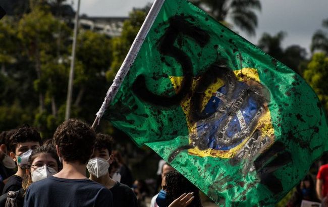 У Бразилії тисячі людей вийшли на вулиці: вимагають від президента вакцин і критикують за смерті