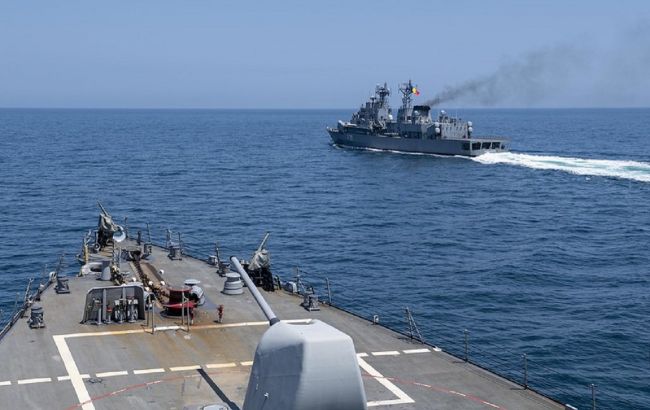 Ракетный эсминец США покидает акваторию Черного моря