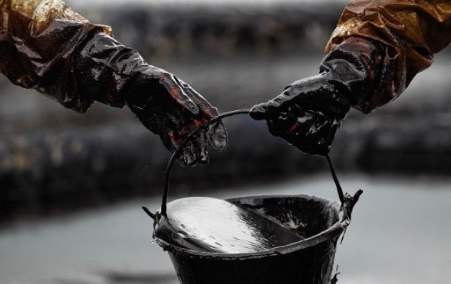 Цены на нефть снижаются из-за избыточного предложения, - СМИ
