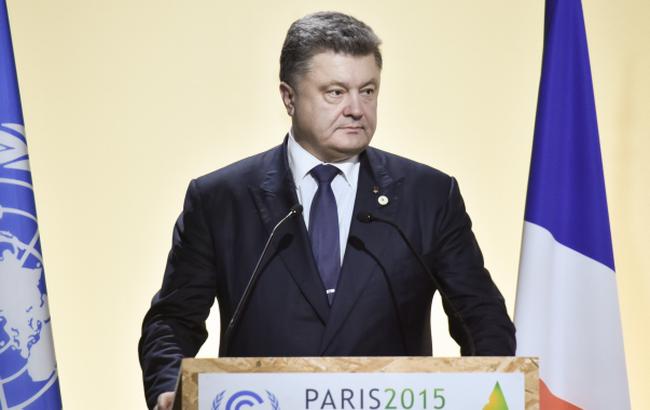 Порошенко в Париже снова заявил об угрозе экологической катастрофы на Донбассе